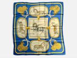 foulard en soie bleu et or orné d'une image représentant une calèche