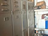 un vélo garé à côté d'un casier métallique