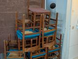une pile de chaises et une table dans une pièce