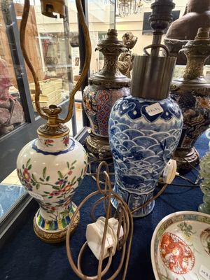 de nombreux vases et autres objets décoratifs sur la table