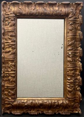 un vieux cadre doré orné d'un motif décoratif