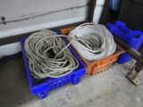 deux caisses bleues sur lesquelles sont posées une corde et une corde blanche