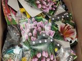 une boîte en carton remplie d'une grande variété de fleurs