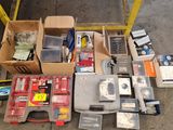 tout un tas d'objets divers éparpillés par terre