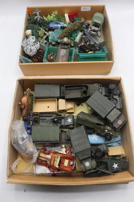 deux cartons contenant des petits véhicules et d'autres jouets