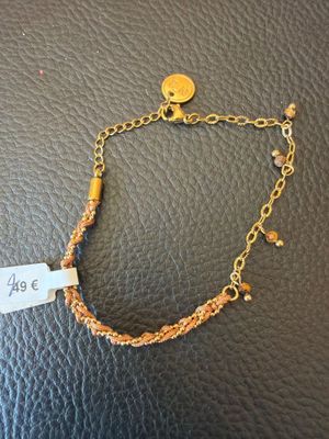 un bracelet en chaîne en or avec une étiquette
