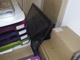 beaucoup de cartons et un ordinateur portable par terre