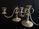 trois bougies posées sur une table noire