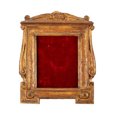 une photo d'un cadre avec un fond rouge