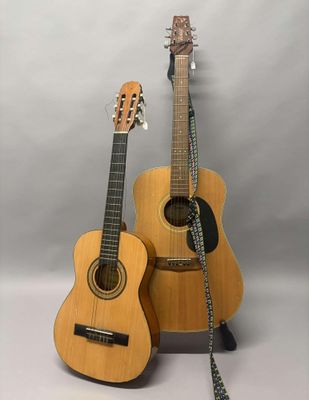 deux guitares posées l'une à côté de l'autre sur un fond blanc