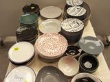 de nombreuses assiettes et bols posés ensemble sur une table