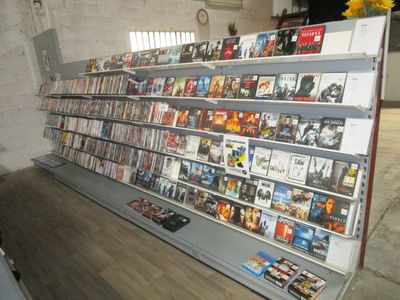 une grande sélection de DVD disposés sur une étagère dans une pièce