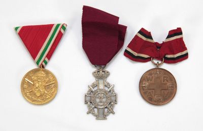 trois médailles et une médaille sur fond blanc