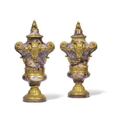 paire de vases anciens ornés de motifs dorés et violets