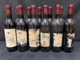 six bouteilles de vin sont alignées sur une table