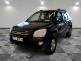 une photo d'un 4x4 noir garé dans un garage