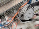 une image d'un tas de ferraille dans un garage