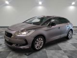 la voiture argentée est garée sur un sol en damier dans le garage