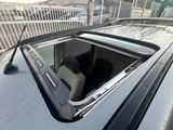une voiture dont une vitre du toit est ouverte