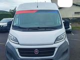 une camionnette blanche garée dans un parking