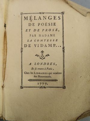 un livre avec un titre posé sur une table
