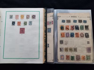 un livre ouvert avec des timbres, posé sur une table