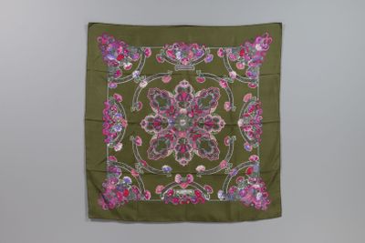 HERMES, Paris. Caty LATHAM. "Anémones". Carré en twill de soie à décor - Photo 1