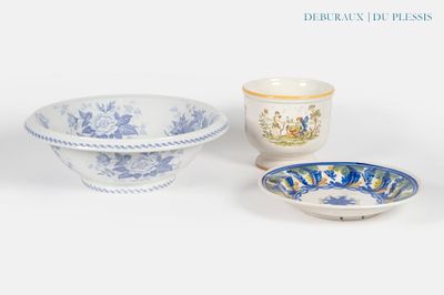 trois bols bleus et blancs et un bol posé sur une surface blanche