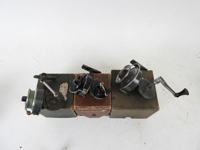 an image of a couple of old sewing machines sitting on top of a table