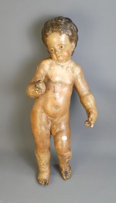 une petite statue représentant un garçon au bras cassé