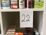 une étagère sur laquelle sont disposés de nombreux types de vitamines