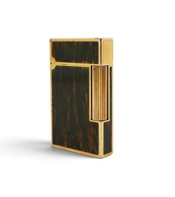 un gros plan d'un briquet posé sur une surface blanche, avec un fond blanc