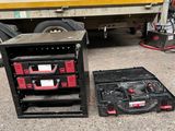 deux outils posés par terre à côté d'un camion