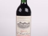 une bouteille de vin rouge posée sur une table blanche