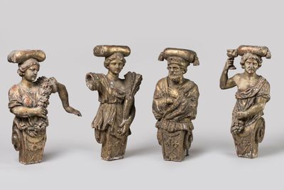 quatre figurines en bronze représentant des femmes coiffées d'un chapeau