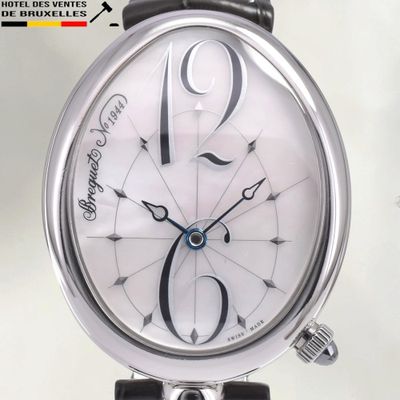 Gros plan sur une montre-bracelet à cadran blanc