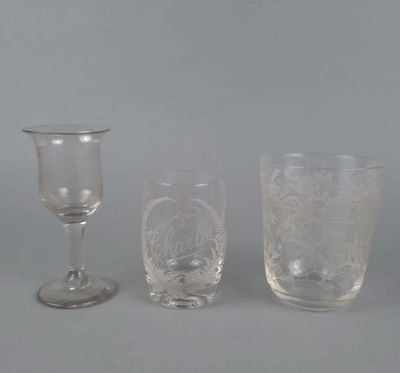 trois verres à vin posés l'un à côté de l'autre sur une table