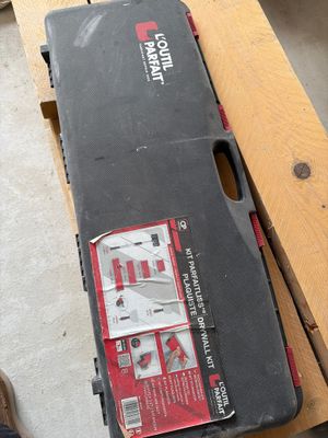 une mallette à outils posée sur une table en bois