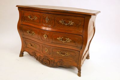 une commode en bois sur fond blanc