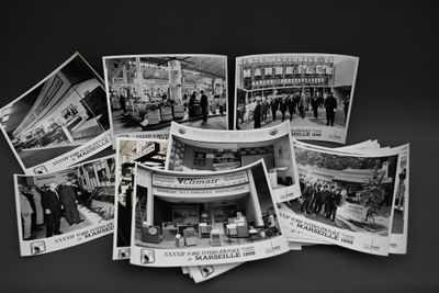 photographie en noir et blanc représentant une pile de vieilles photos de personnes