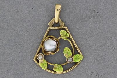 Pendentif Art Nouveau en or à motif de feuilles enrichi d’une perle. P - Photo 1