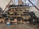 il y a beaucoup de bric-à-brac sur les étagères du garage