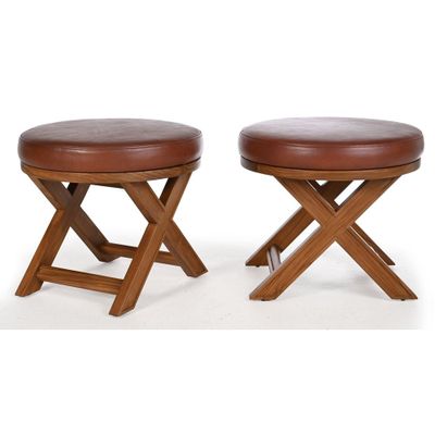deux tabourets en bois avec des assises en cuir marron sur fond blanc