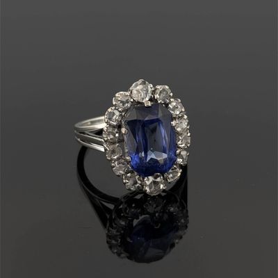 une bague à grappes de saphirs et de diamants