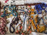 de nombreux colliers et bracelets différents disposés sur une table