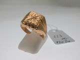 une image représentant une bague-sceau en or ornée d'un diamant au centre