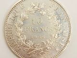 une vieille pièce française de 10 francs posée sur une surface blanche