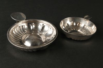 paire de bols plaqués argent avec cuillères, posés sur un support noir