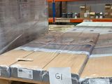 une palette de cartons posée sur une autre palette dans un entrepôt