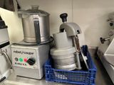 un mixeur et un mixeur posé sur un plan de travail dans une cuisine